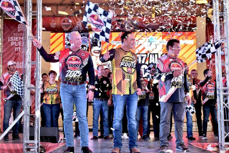 Manolo Jiménez y Román Cepeda dan banderazo de arranque de la carrera Coahuila 1000 edición 2025 en Torreón