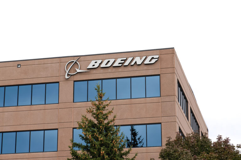 Más de 3 mil trabajadores de Boeing en huelga “por un contrato justo”