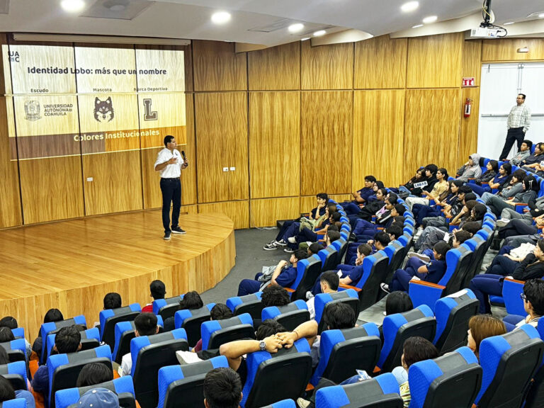 Octavio Pimentel da la bienvenida a estudiantes de las Escuelas de Ciencias de la Salud y de Medicina de la UA de C en la Unidad Norte