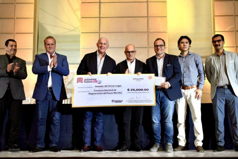 Premia Román Cepeda a ganadores del concurso nacional Regeneración del Paseo Morelos