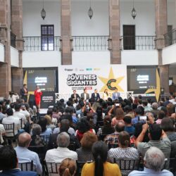 reciben universitarios