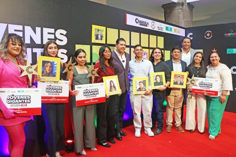 Reciben universitarios de la UA de C el Premio Estatal de la Juventud “Jóvenes Gigantes” 2025