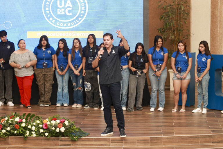Rector de la UA de C da la bienvenida a los alumnos de nuevo ingreso del ICH