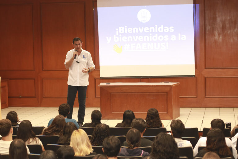 Rector de la UA de C imparte charla a estudiantes de nuevo ingreso en la Facultad de Enfermería