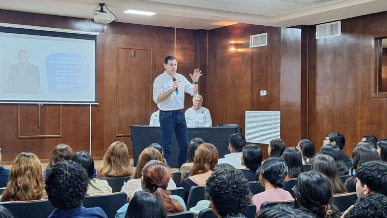 Rector de la UA de C da la bienvenida a los alumnos de la FAC Piedras Negras