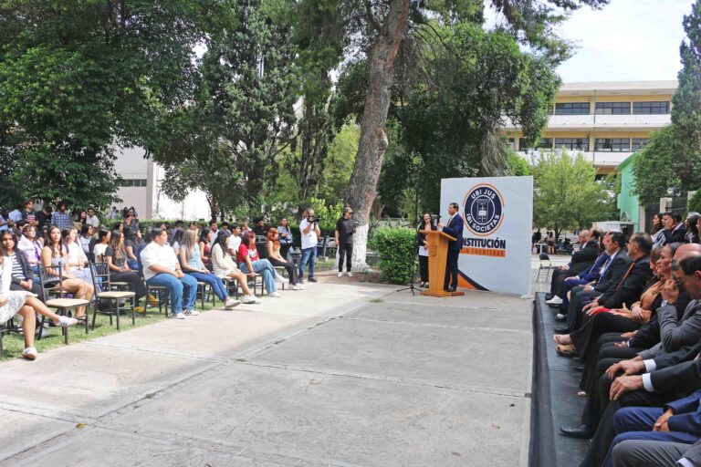 Rector de la UA de C da la bienvenida a nuevos alumnos de la Facultad de Jurisprudencia