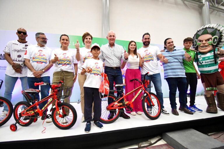 Román Cepeda González clausura cursos de verano con rifa de bicicletas entre los participantes