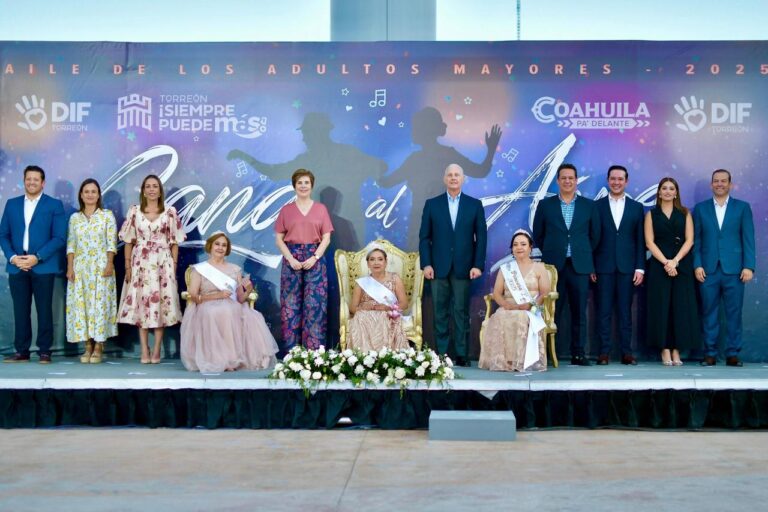 Román Cepeda corona a la reina y a las princesas de los adultos mayores de Torreón