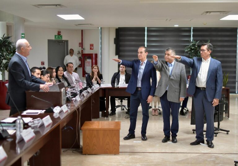Román Cepeda toma protesta a los nuevos encargados de la Secretaría del Ayuntamiento, Tesorería y Contraloría