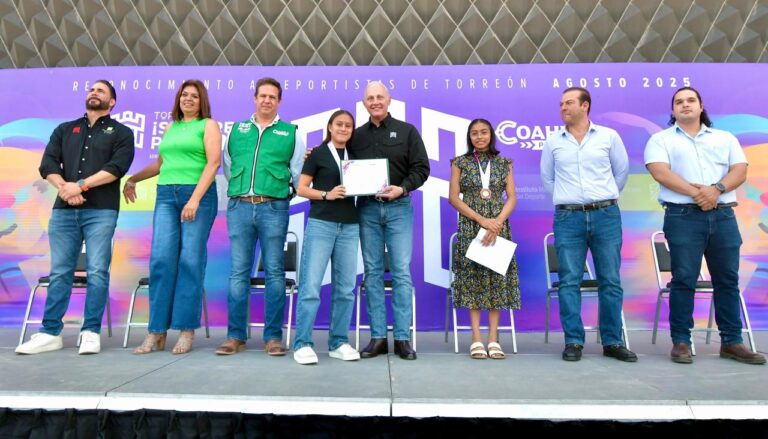 Román Cepeda González reconoce a deportistas de Torreón