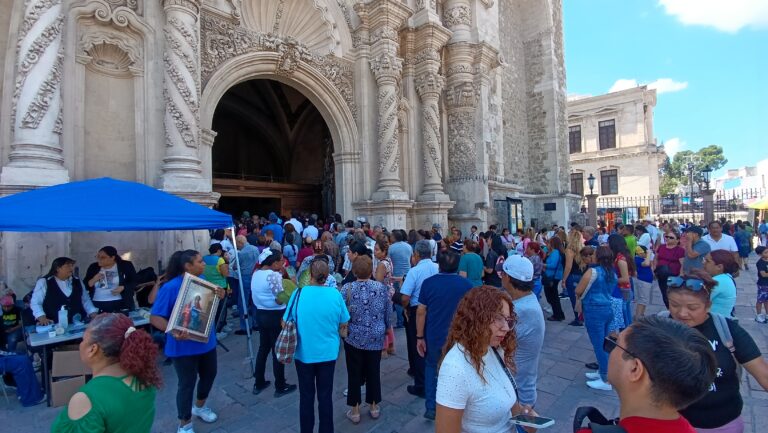 Viven saltillenses su fe al Santo Cristo de la Capilla 