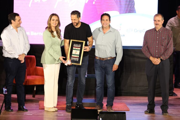 Imparte Bernardo FeTa la conferencia “¿Qué te tiene que pasar?” en Saltillo