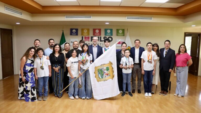 Abanderan delegación Coahuila Olimpiada Mexicana de Matemáticas