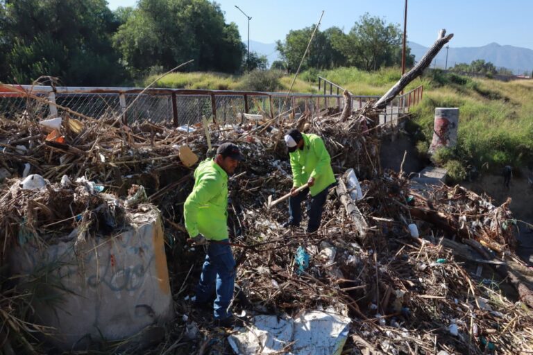 Atiende ‘Aquí Andamos’ puente peatonal en Valle de las Flores