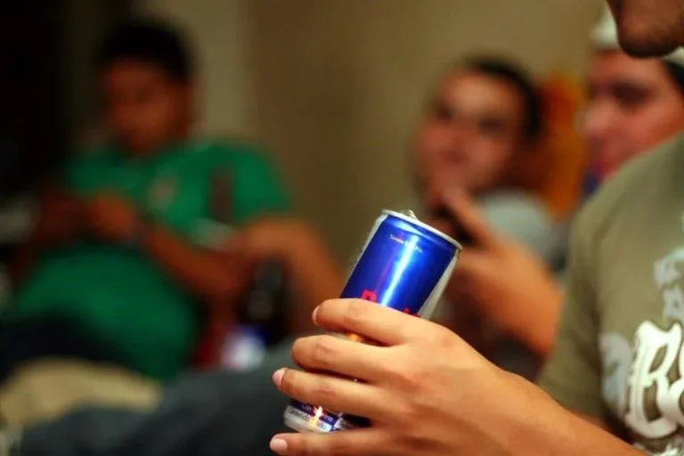 Avanza prohibición de bebidas energéticas a menores de edad