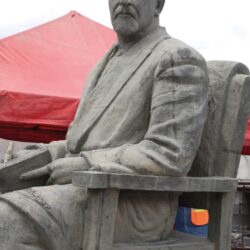 Concluye restauración y limpieza a escultura de Vito Alessio Robles