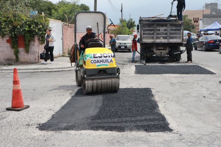 Continúan acciones de bacheo al sur de Saltillo