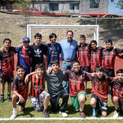 Conviven jugadores de Saltillo Soccer con niñas y niños de la Benito Juárez