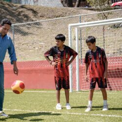 Conviven jugadores de Saltillo Soccer con niñas y niños de la Benito Juárez1
