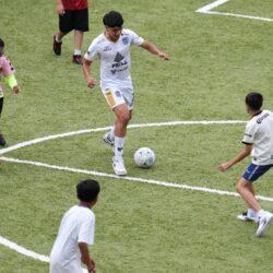 Conviven jugadores de Saltillo Soccer con niñas y niños de la Benito Juárez2