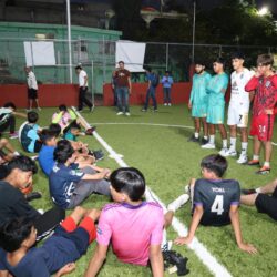 Conviven jugadores de Saltillo Soccer con niñas y niños de la Benito Juárez3