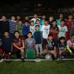 Conviven jugadores de Saltillo Soccer con niñas y niños de la Benito Juárez4
