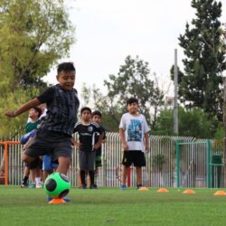 Conviven jugadores de Saltillo Soccer con niñas y niños de la Benito Juárez5