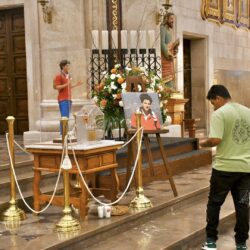 Exponen en Saltillo reliquia del nuevo santo millennial, Carlo Acutis; fieles buscan nueva experiencia espiritual