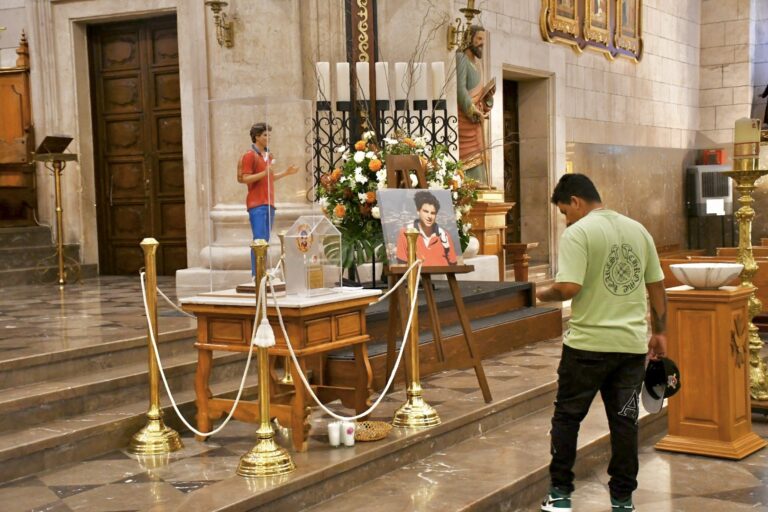 Exponen en Saltillo reliquia del nuevo santo millennial, Carlo Acutis; fieles buscan nueva experiencia espiritual