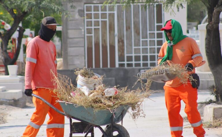 Intensifican trabajos de limpieza y mantenimiento en panteones de Torreón