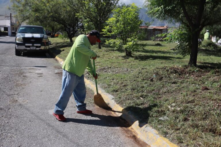 Interviene ‘Aquí Andamos’ plazas de la colonia Mirasierra