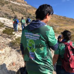 Limpian voluntarios saltillenses el Cerro del Pueblo 