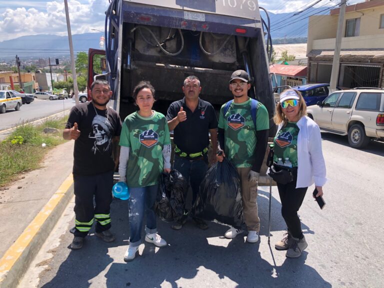 Limpian voluntarios saltillenses el Cerro del Pueblo 