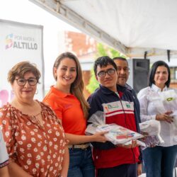 Lleva Luly López útiles escolares a alumnado del CECyTEC Derramadero