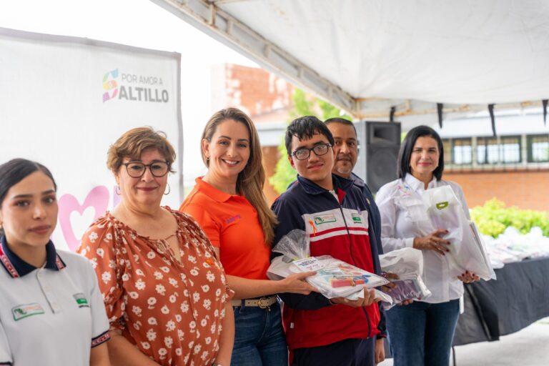 Lleva Luly López útiles escolares a alumnado del CECyTEC Derramadero