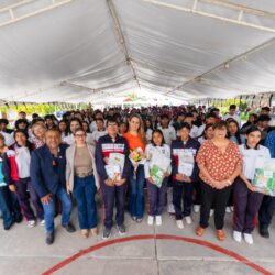 Lleva Luly López útiles escolares a alumnado del CECyTEC Derramadero1