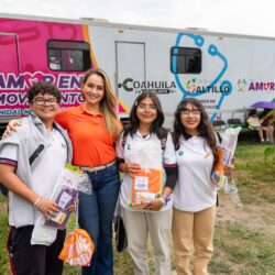 Lleva Luly López útiles escolares a alumnado del CECyTEC Derramadero2