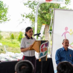 Lleva Luly López útiles escolares a alumnado del CECyTEC Derramadero3