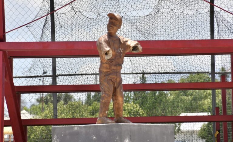 Monumento al beisbolista ‘Willie Rodríguez’ en riesgo por abandono; trabajarán autoridades en su rehabilitación