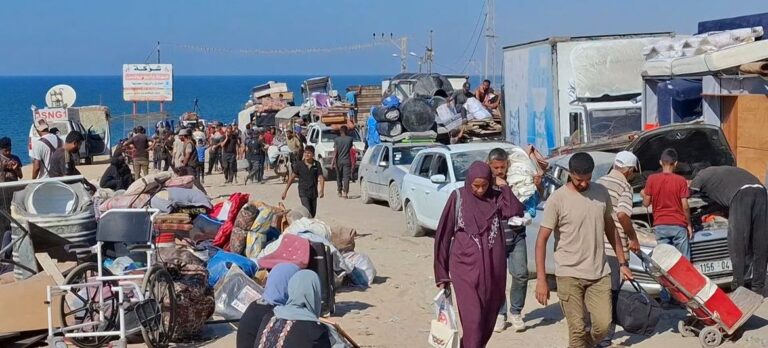 “No tenemos dinero, ni tienda, ni nada”: familias enteras huyen a pie de la ciudad de Gaza sin refugio ni transporte