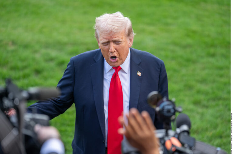 Nueva encuesta señala que 80 % de los latinos desaprueba a Trump; señalan que se ha excedido con las deportaciones