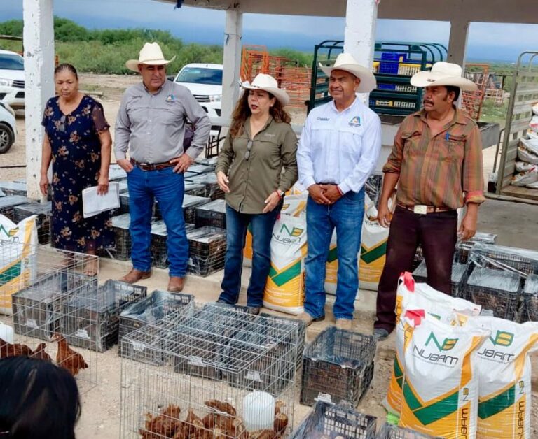 Ramos Arizpe entrega más de 4 mil aves a ejidos del municipio