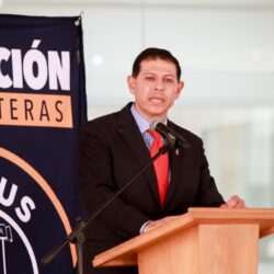 Rector de la UAdeC entrega mobiliario en la Facultad de Jurisprudencia