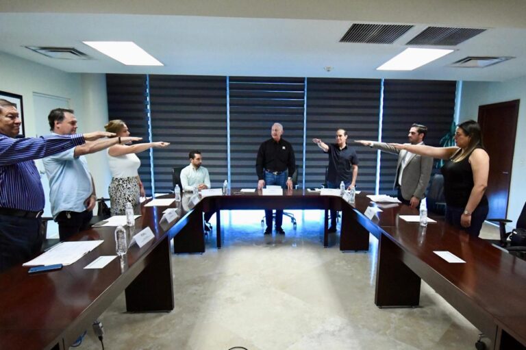 Román Alberto Cepeda González toma protesta a los integrantes de la Junta Catastral Municipal 2025