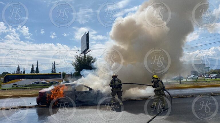 Se le incendia el auto en V. Carranza por brincarse las boyas
