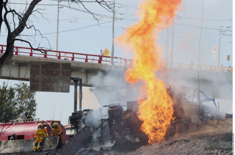 Suman 25 muertos por explosión de pipa 
