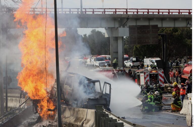 Suman 4 muertos y 90 lesionados por explosión de pipa