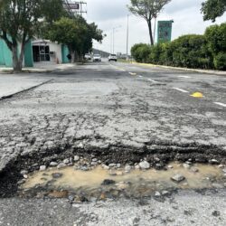 Vecinos de La Nogalera piden reparar bache en lateral del bulevar Miguel Ramos Arizpe; Autoridades iniciarán reparaciones