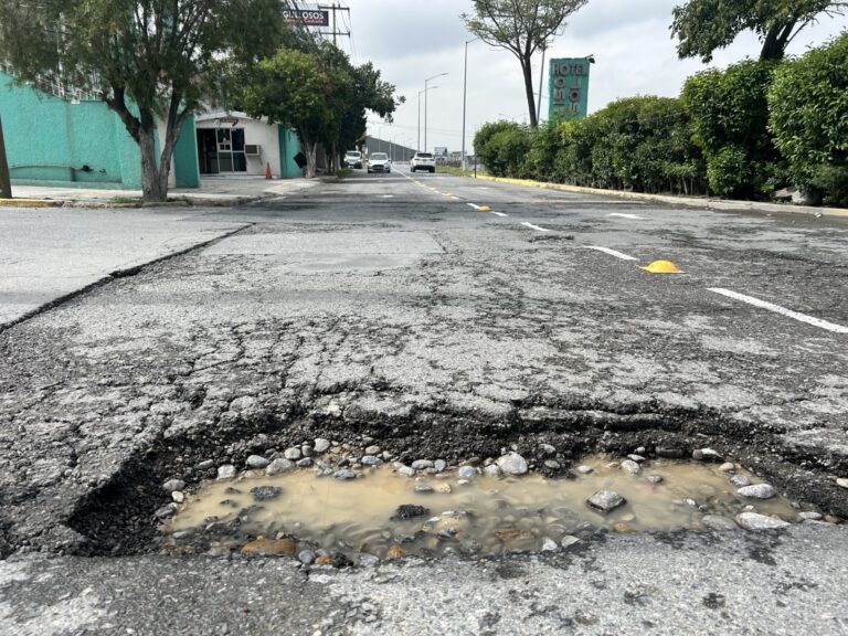 Vecinos de La Nogalera piden reparar bache en lateral del bulevar Miguel Ramos Arizpe; Autoridades iniciarán reparaciones