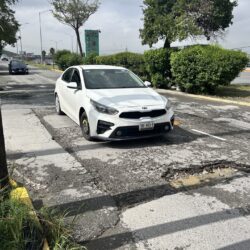 Vecinos de La Nogalera piden reparar bache en lateral del bulevar Miguel Ramos Arizpe; Autoridades iniciarán reparaciones2
